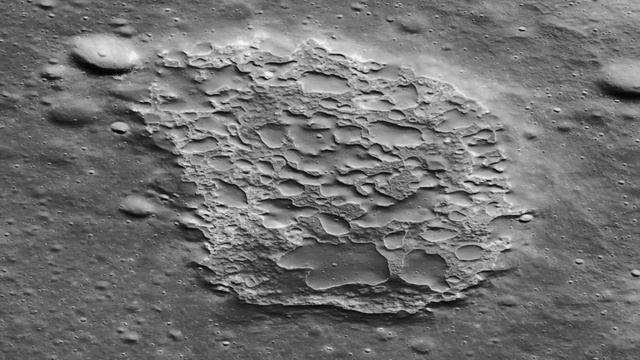 Por que existe uma cratera azul na superfície da Lua? смотреть онлайн