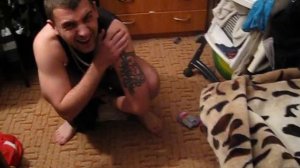 папа учит сына какать!)))