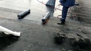 Монтаж нижнего слоя наплавляемого материала