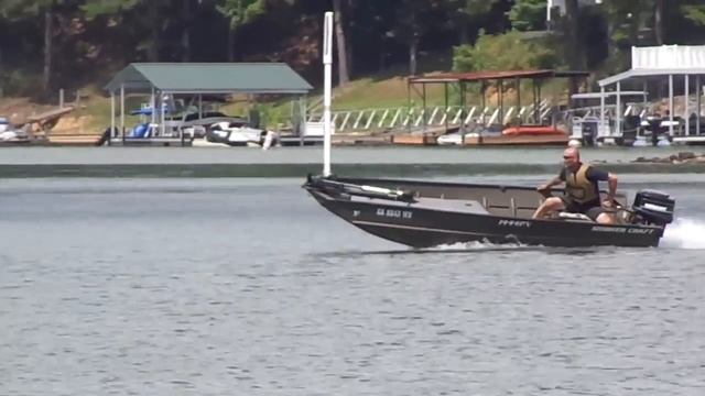 Jon boat paired with Mercury 20 HP. смотреть онлайн