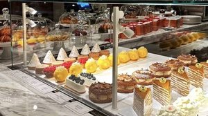 Витрина Каллитропсис с выезжающей, ювелирной  выкладкой, кондитерская. t: +4...+10С.