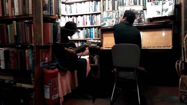 filmmakerinparis - Laurent Henode plays at Shakespeare and Company Bookstore in Paris смотреть онлайн