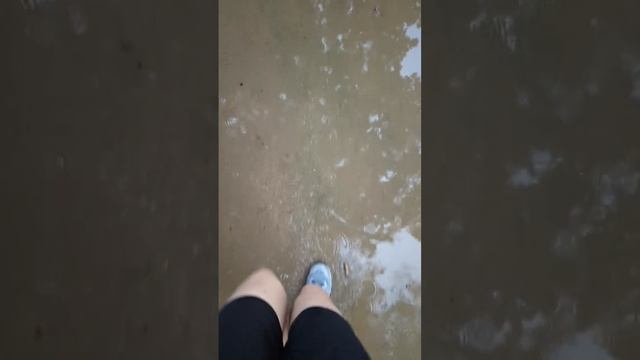 Сингапур. Тротуары после дождя. Какую обувь надеть туристу? Особенности водоотведения в Азии. смотреть онлайн