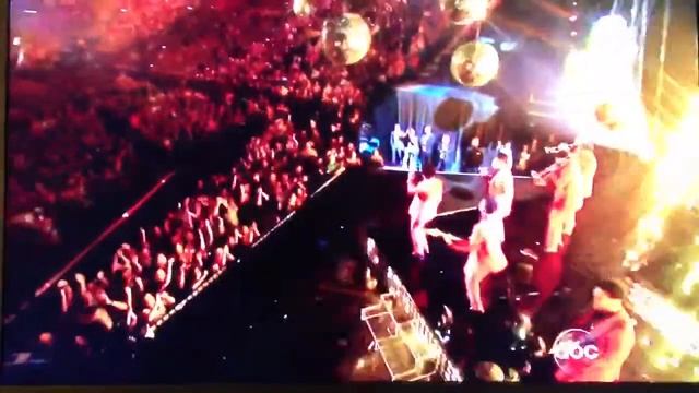Bruno Mars at the Grammys a couple years ago! Dude is special. Got some moves! смотреть онлайн