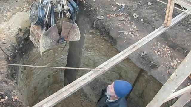 Дошли до дна траншеи. Осталось немного. Копать трудно, но мы не сдаемся. смотреть онлайн