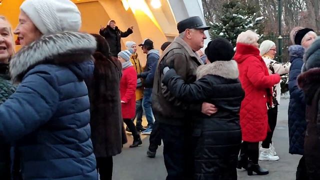 ДЛЯ ТЕБЯ С НЕБЕС ДОСТАНУ ЗВЕЗДЫ!👍☀️❄️/ТАНЦЫ В ПАРКЕ ГОРЬКОГО ХАРЬКОВ ФЕВРАЛЬ 2022 смотреть онлайн