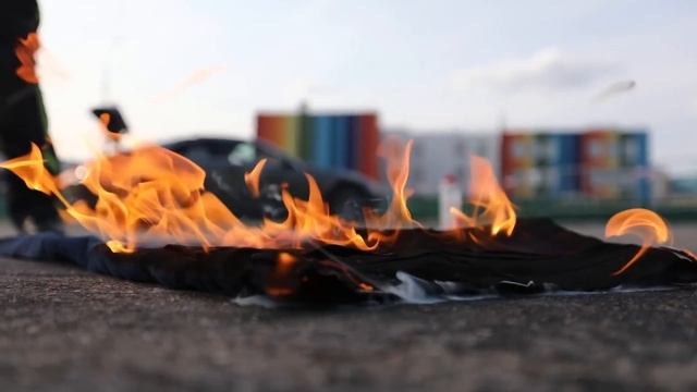 Мотоджинсы Starks в огне против обычных джинс: поджигаем кевлар и арамид, жгём до последнего