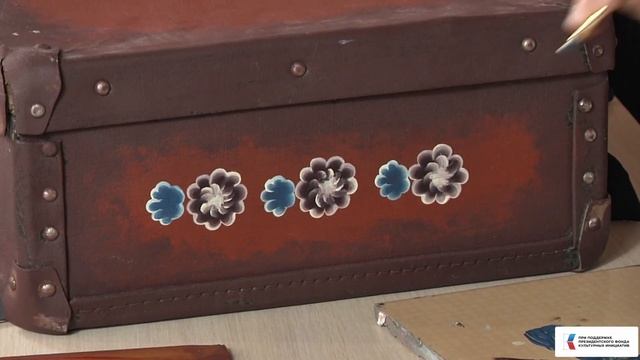 Роспись чемодана. Часть 1. В технике тюменской (кармацкой) росписи | Видеоурок Отрадновой Ольги