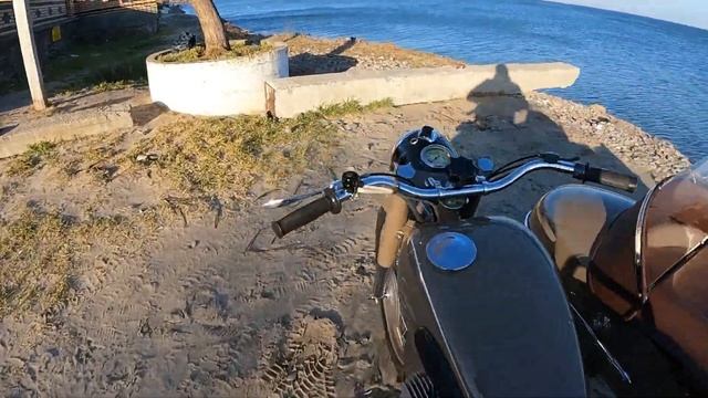 Большая поездка по городу на мотоцикле Иж Юпитер 1962 года. Зимой тепло как весной. смотреть онлайн