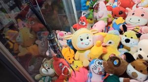 Играю в автомат с игрушками.Выиграл игрушки