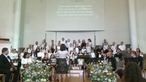 Песню "Говорят, что в мире нет чудес" исполнил детский хор, под управлением сестры Анастасии.