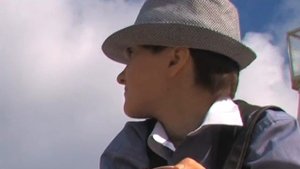 НЛО пролетает над шляпой актриссы кино. 2011