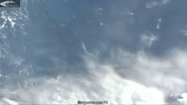Ufos - Anomaly in the atmosphere of the Earth - Shooting with the ISS January 7 2012.