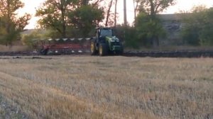 Пахота на тракторе John Deere
