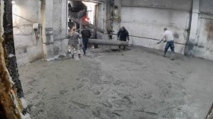 Заливка бетона с миксера.