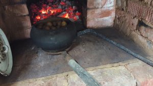 Стряпаю шаньги в русской печи ,снег идёт.