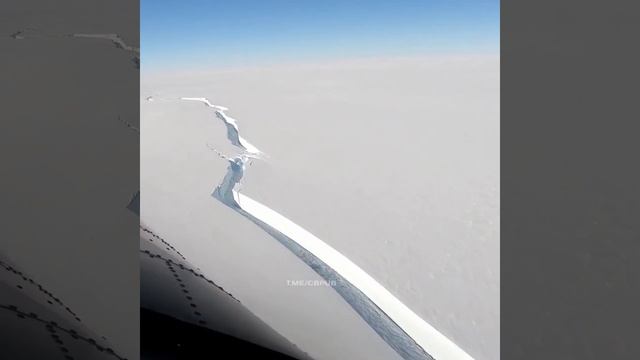 Антарктида треснула видео с вертолёта смотреть онлайн