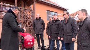 Aleksandar Spirić posetio porodicu Denović u Suvom Dolu i uručio motokultivator