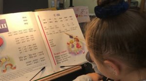 3.5 года Аня читает букварь. (С-Ш, 23 стр.)