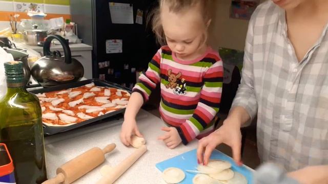 Делаем пиццу и беляши с детьми. смотреть онлайн