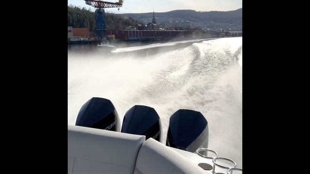 Sea Ray SunDancer 320 Outboard powered by 3 x Mercury 250 Verado V8 Joystick Piloting - Part 2 смотреть онлайн