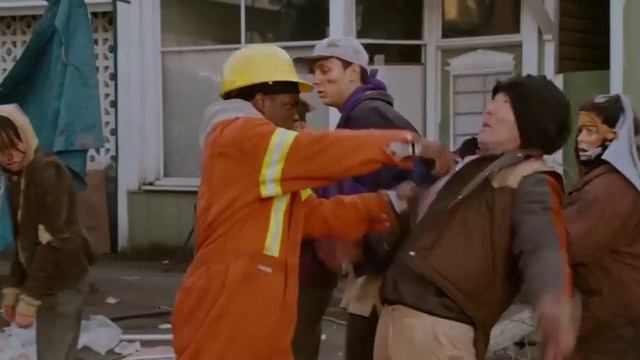 Махалик спасается со своим другом от зомби-бомжей смотреть онлайн