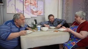 Так вкусно кушает эта семья картофельный суп с хлебушком и салатом и рассуждает о картошке