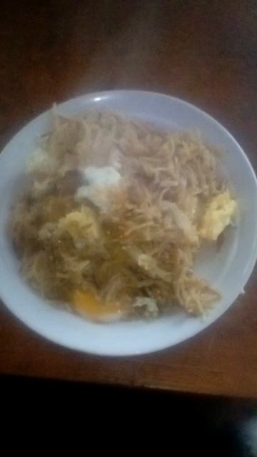жареные макароны с яйцом бомба