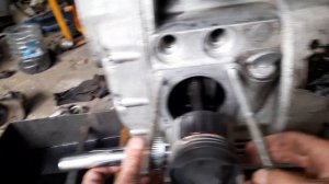 Оравка для установки стопорных колец поршневого пальца. Смотровое окошко наличия масла.