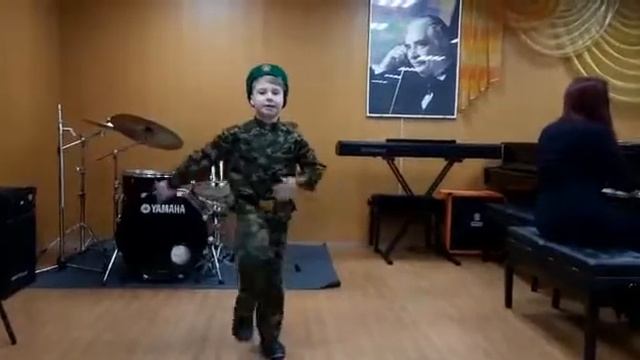 Нияз Халиков -Идет солдат по городу смотреть онлайн