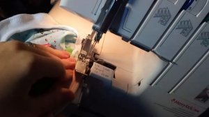 Обработка изнаночного шва горловины бейкой из кулирки