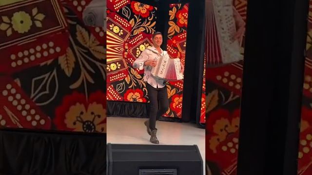 Ну как тут устоять? Танцуют ВСЕ! #дмитрийиващенко #гармонь #цыганочка