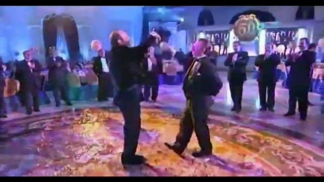 Москвабад танцует под лязгинку. Moskvabad dances лязгинку