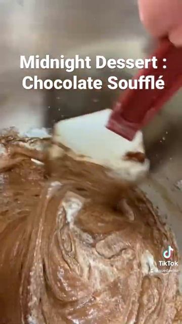 Midnight Dessert: CHOCOLATE SOUFFLÉ RECIPE #shorts смотреть онлайн