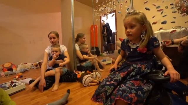 Ульяна в гостях у Насти и Саши 8 мая 2017 года смотреть онлайн