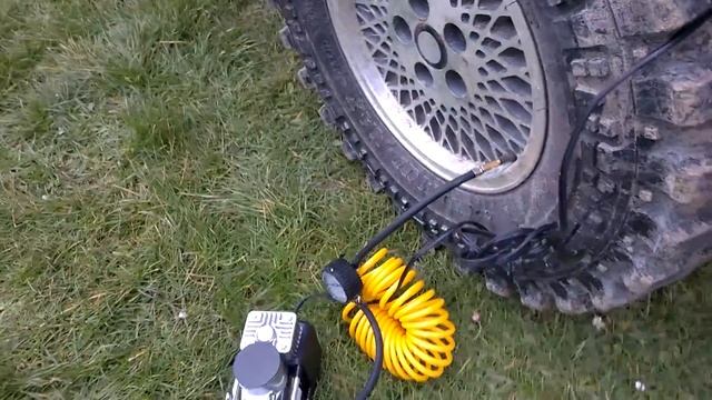 Compresseur Bi-cylindre pour gonfler pneus de voiture смотреть онлайн