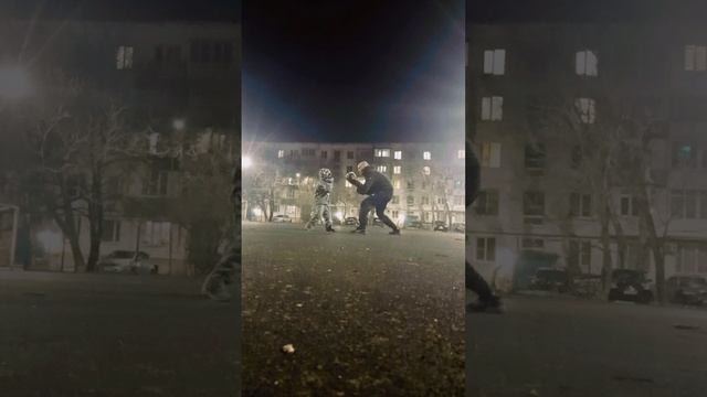Занимаюсь с сыном боксом. Ставлю ударную технику.