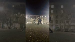 Занимаюсь с сыном боксом. Ставлю ударную технику.
