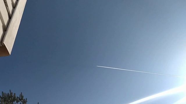 химтрейлы и тень на небе от них 22.03.22 смотреть онлайн