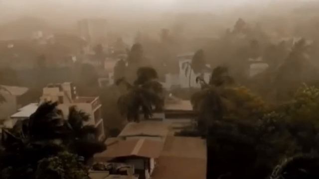 Hurricane tore out the hair of tourist in India, wind 150 km/h swept away Mumbai смотреть онлайн