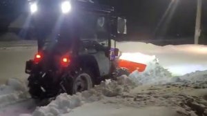 Трактор Kubota Farmtrac 26 с кабиной и отвалом для уборки снега