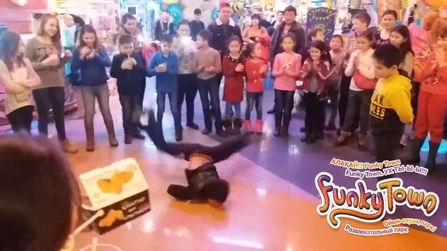 Тем временем в Funky Town Break Dance смотреть онлайн