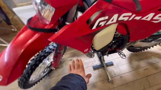 купил Gas Gas ec 300 tbi , сравнение 2т и 4т мотоциклов #gas #ktm #2024 #enduro #эндуро смотреть онлайн