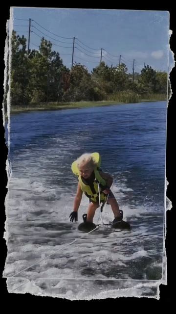 Маленький мальчик круто катается на Вейкборде 😍 смотреть онлайн