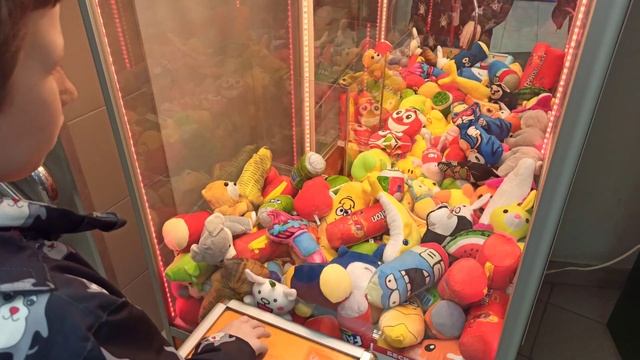 тащим игрушки из автомата часть 2 смотреть онлайн