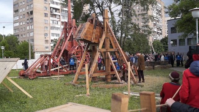 Парк Липки у Симонова монастыря. Стенобитные орудия. 4 июня 2017 года смотреть онлайн