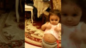 Как маленькая девочка 1 годик она танцует арабка 🍼