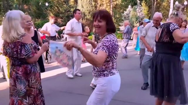 ЦЫГАНОЧКА АЗА! ТАНЦЫ В ПАРКЕ ГОРЬКОГО ХАРЬКОВ СЧАСТЛИВЫЕ ДНИ! смотреть онлайн