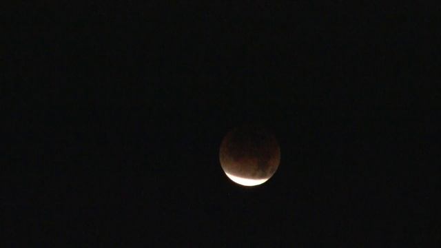 5 min prior to Total Lunar Eclipse. 5 мин до лунного затмения (1591sp) смотреть онлайн