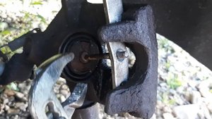 Как вдавить сжать тормозной поршень суппорта задних дисковых тормозов при замене колодок